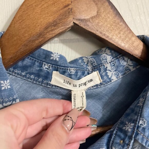 Life In Progress Womens Blue Chambray Southwestern Print Button Up Shirt Small - Picture 2 of 4